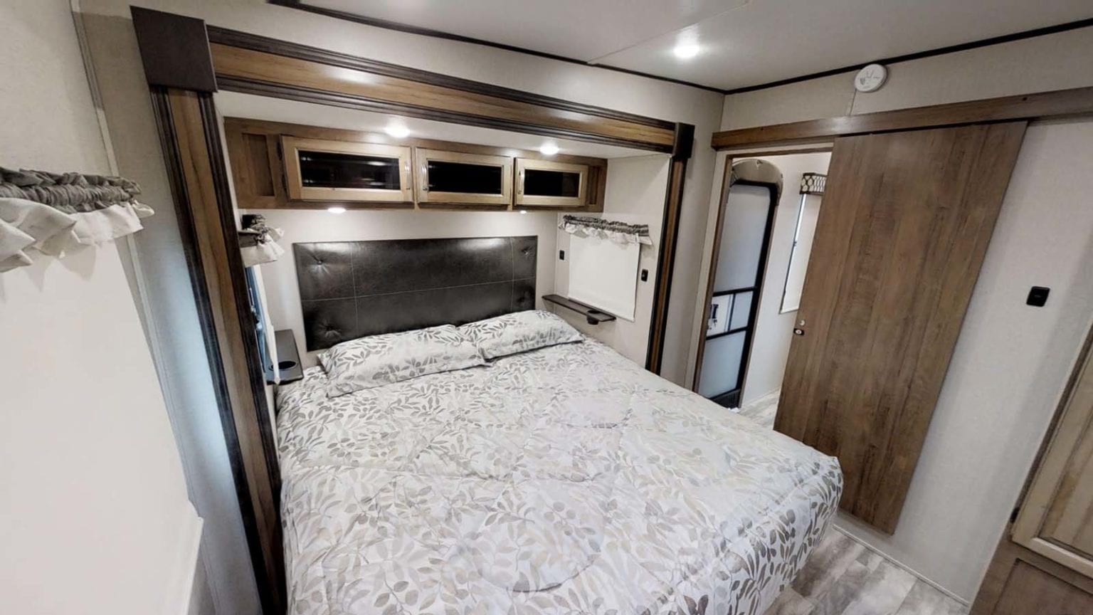 Best Front Living Room 5th Wheel Campers